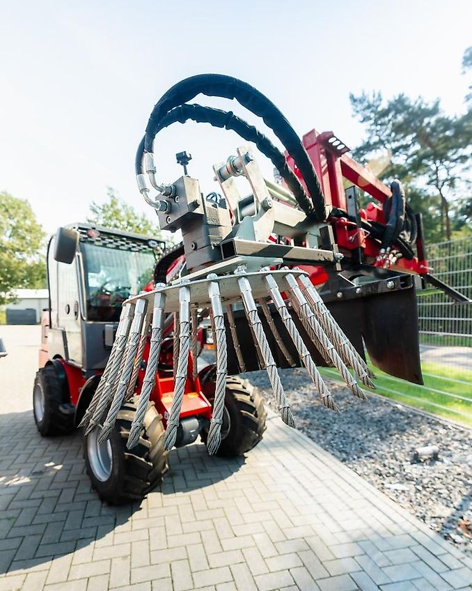 Wildkrautbürste mit Euroaufnahme, Radladeranbau, Kehrmaschine