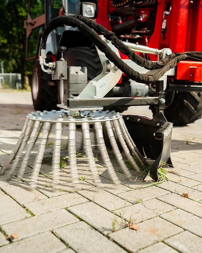 Wildkrautbürste mit Euroaufnahme, Radladeranbau, Kehrmaschine