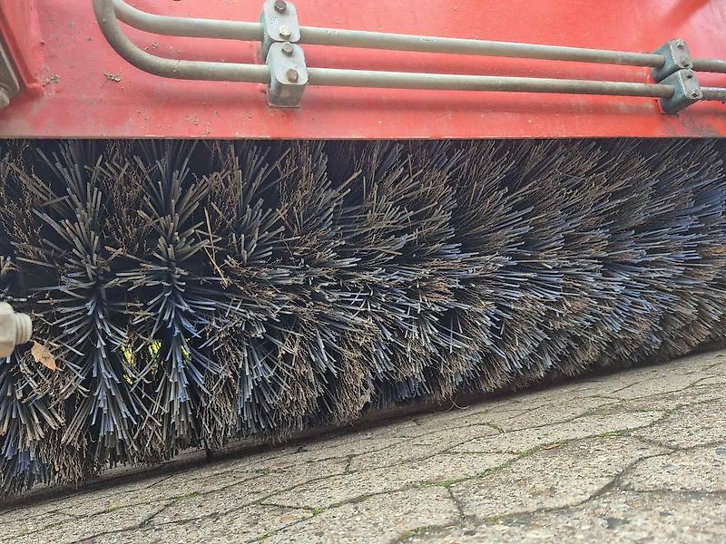 Dücker SFK 2700 - Profi Kehrmaschine 700mm Besen - beidseitiger hydr. Antrieb + Aufkratzleiste