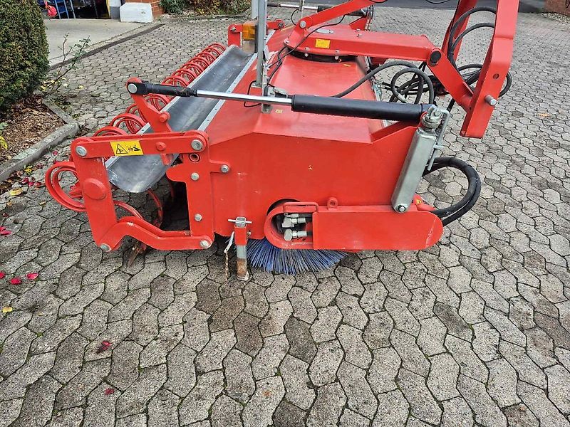 Dücker SFK 2700 - Profi Kehrmaschine 700mm Besen - beidseitiger hydr. Antrieb + Aufkratzleiste