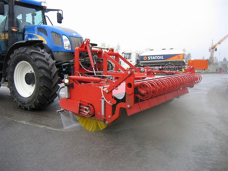 Dücker SFK 2700 - Profi Kehrmaschine 700mm Besen - beidseitiger hydr. Antrieb + Aufkratzleiste