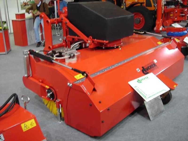 Dücker SFK 2700 - Profi Kehrmaschine 700mm Besen - beidseitiger hydr. Antrieb + Aufkratzleiste