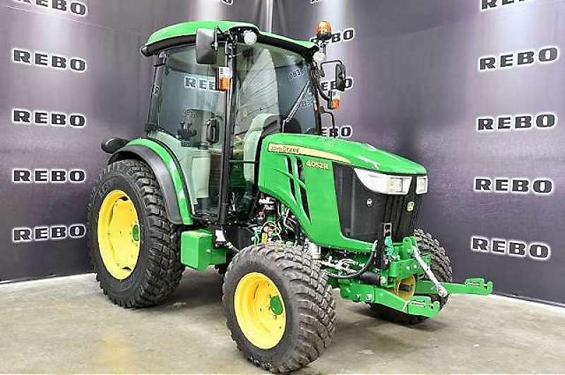 John Deere 4052R TRAKTOR