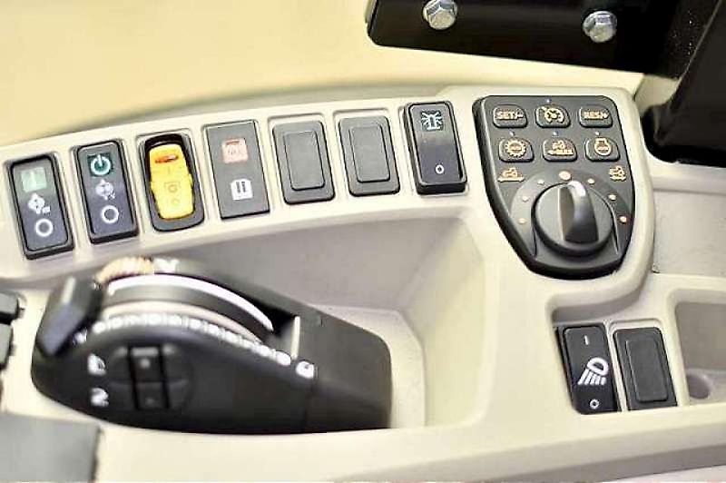 John Deere 4052R TRAKTOR