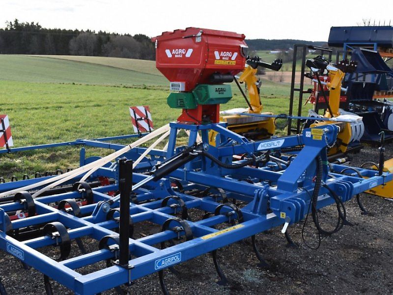 Agripol Leichtgrubber KOBALT 500 H mit AGRO-MASZ SP200 pneumatische Sämaschine Federzinken