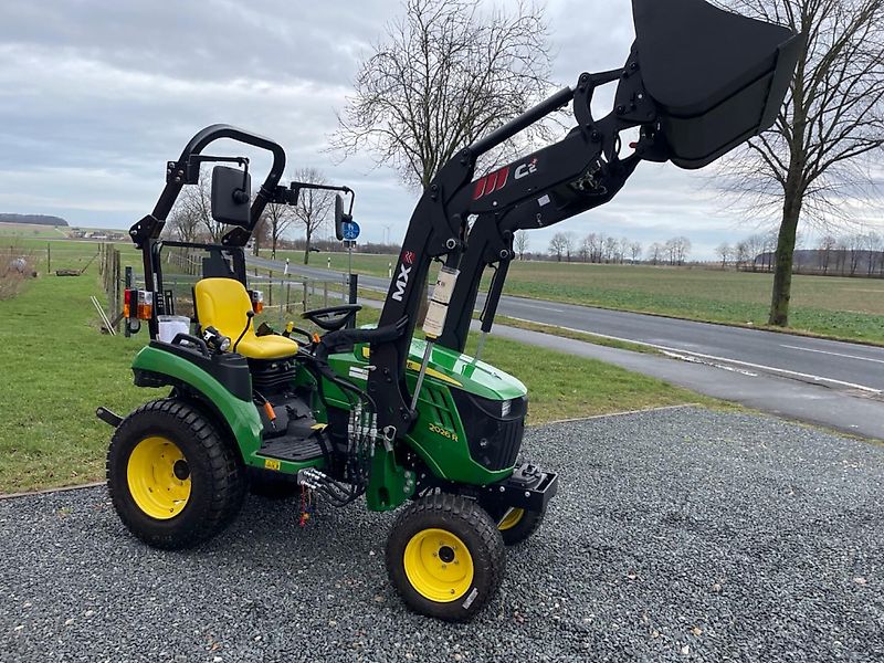 John Deere 2026 R mit Frontlader