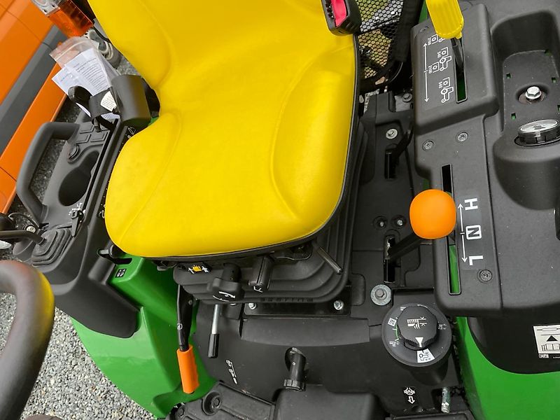 John Deere 2026 R mit Frontlader