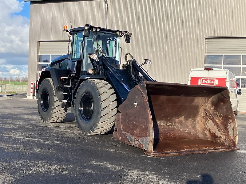 JCB 427 Agri T4F *mit Hochkippschaufel*
