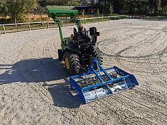 Reitbahnplaner C1-Pure | Rahmen-Bahnplaner mit LongLife-Schild