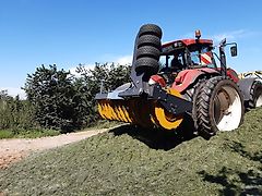 Mammut Silagewalze SK 300 H mit Kantenverdichter rechts