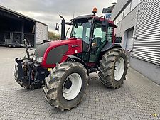 Valtra A72 met fronthef tractor