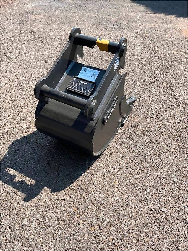 Tieflöffel 300 & 500 1x Grabenräumlöffel 1000 Hydr. Rädlinger