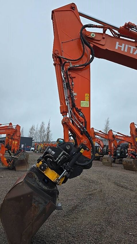 Hitachi ZX 225USLC-6