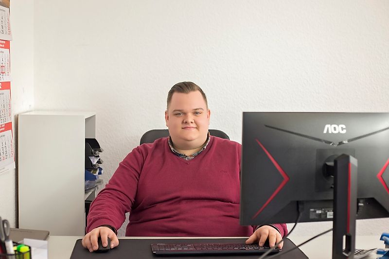 联系人 先生 Leon Baden