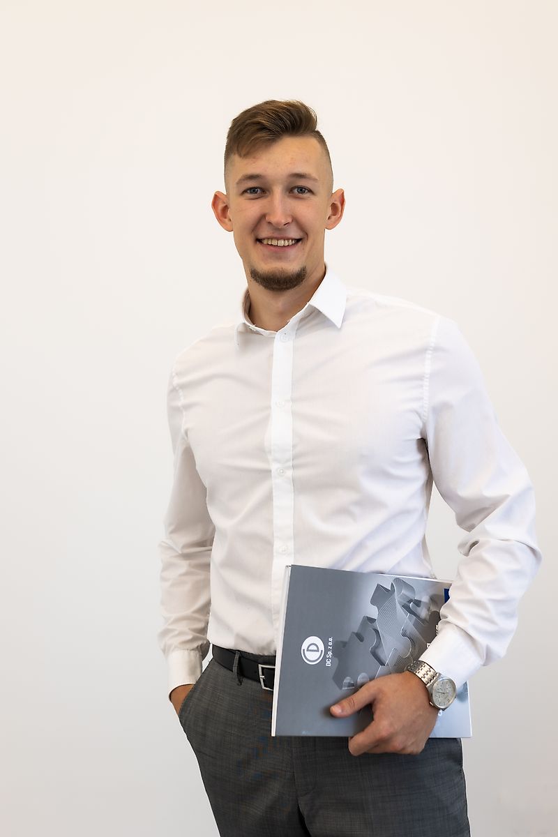 联系人 先生 Adam Rogalski