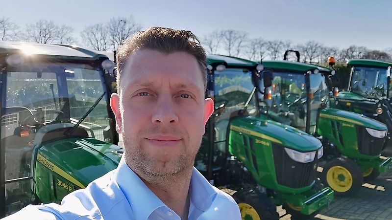 联系人 先生 Bernard Grave